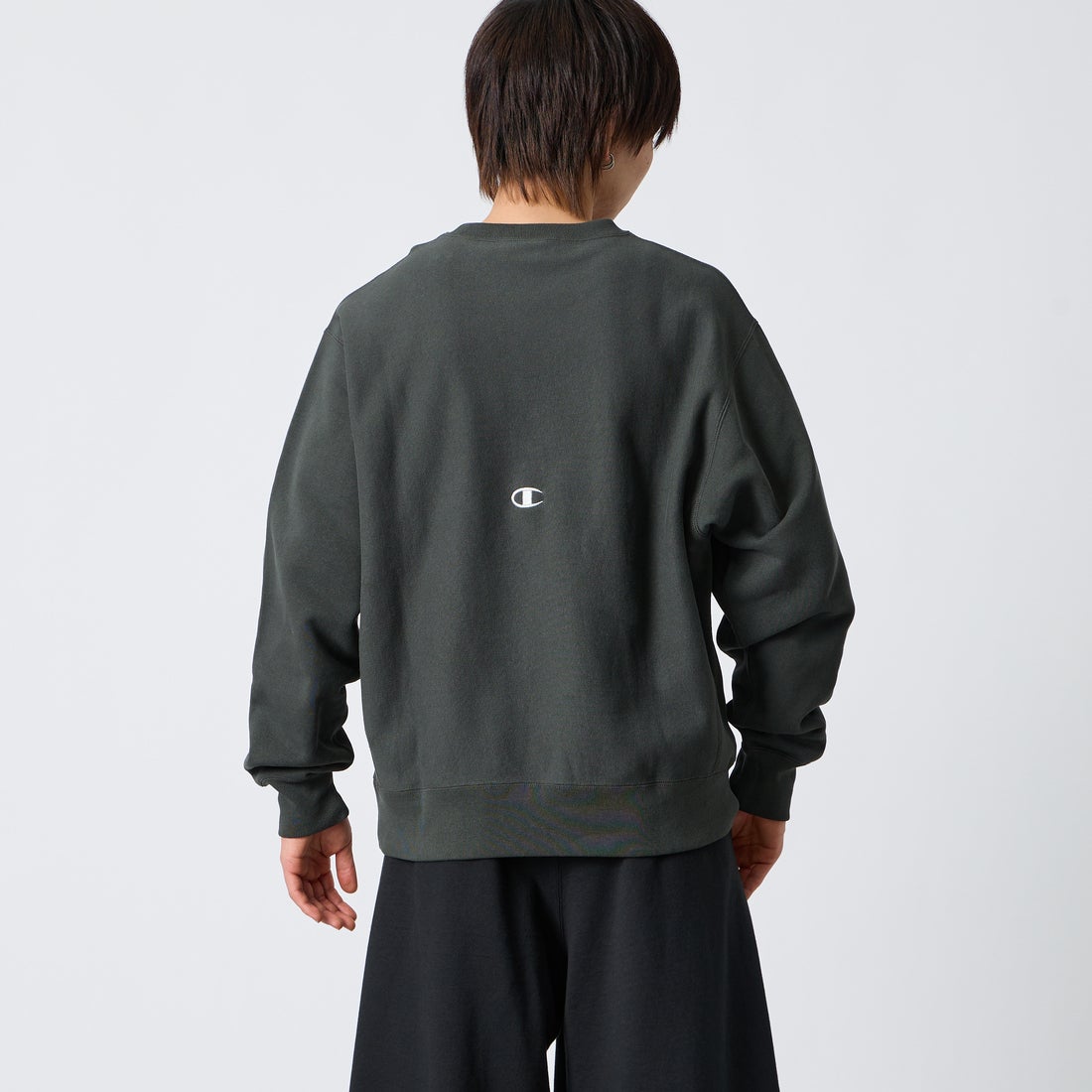 Champion [チャンピオン] 別注 スリーアイコン ロゴ刺繍スウェット [C8-E024-JF] 055 O.BLK &&モデル身長：177cm 着用サイズ：L&&