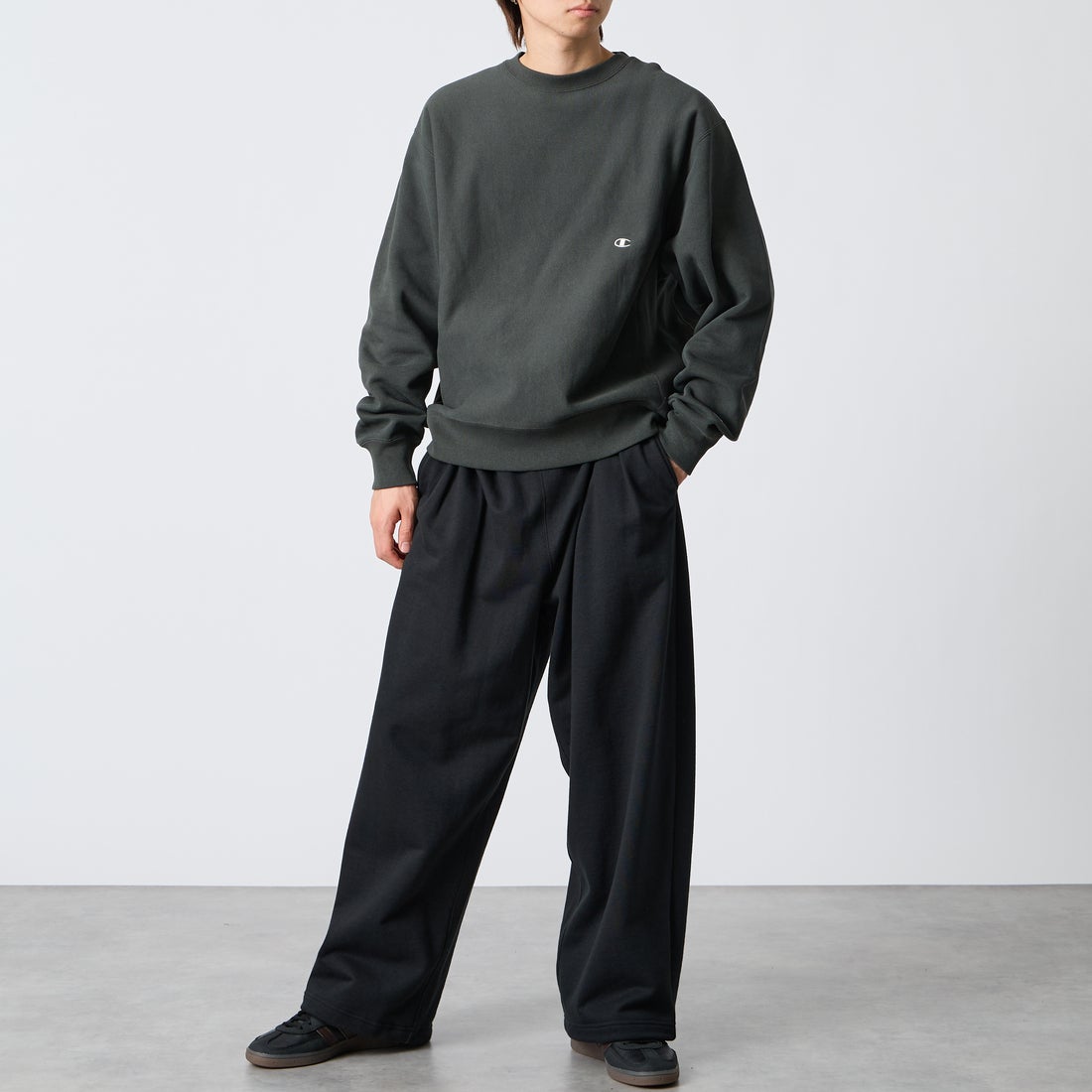 Champion [チャンピオン] 別注 スリーアイコン ロゴ刺繍スウェット [C8-E024-JF] 055 O.BLK &&モデル身長：177cm 着用サイズ：L&&