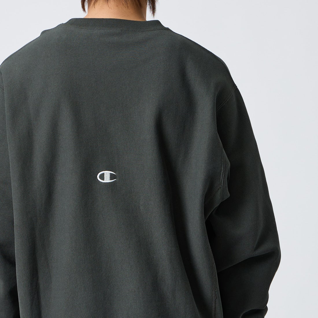 Champion [チャンピオン] 別注 スリーアイコン ロゴ刺繍スウェット [C8-E024-JF] 055 O.BLK &&モデル身長：177cm 着用サイズ：L&&