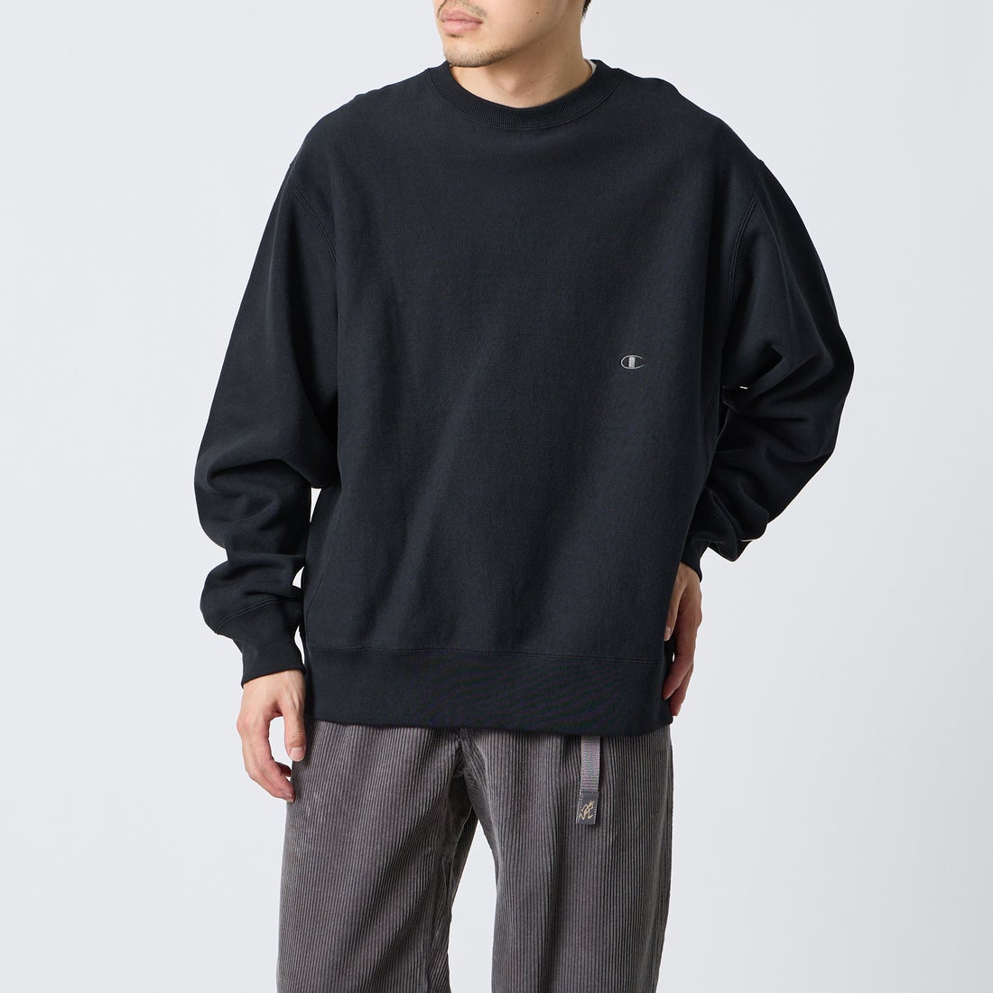 Champion [チャンピオン] 別注 スリーアイコン ロゴ刺繍スウェット [C8-E024-JF] 090 BLACK &&モデル身長：168cm 着用サイズ：L&&
