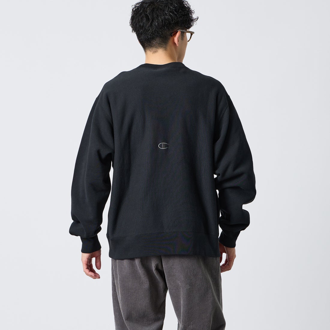 Champion [チャンピオン] 別注 スリーアイコン ロゴ刺繍スウェット [C8-E024-JF] 090 BLACK &&モデル身長：168cm 着用サイズ：L&&