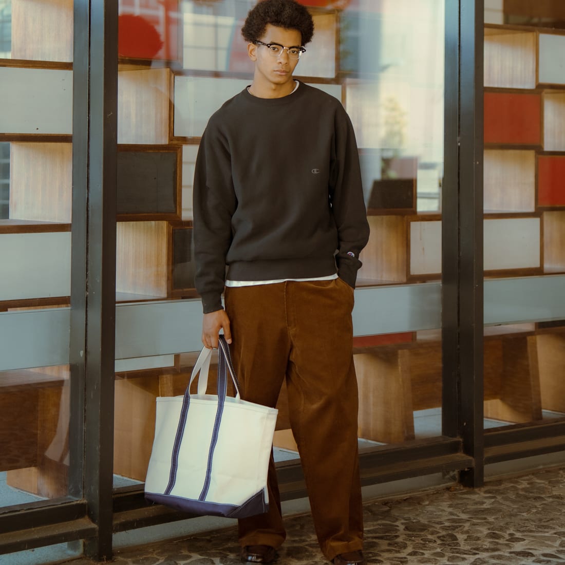 Champion [チャンピオン] 別注 スリーアイコン ロゴ刺繍スウェット [C8-E024-JF] 090 BLACK &&モデル身長：184cm 着用サイズ：L&&