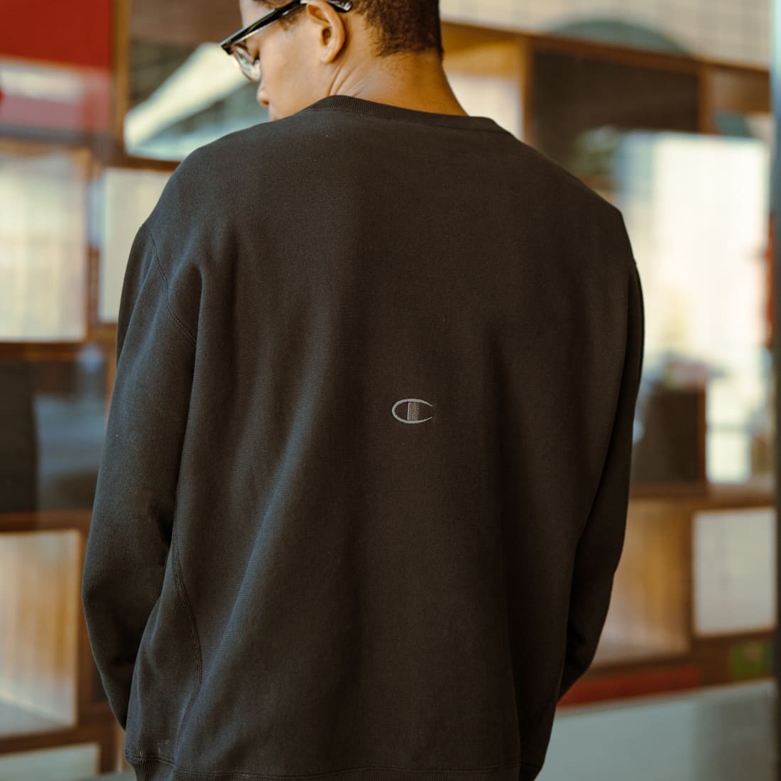 Champion [チャンピオン] 別注 スリーアイコン ロゴ刺繍スウェット [C8-E024-JF] 090 BLACK &&モデル身長：184cm 着用サイズ：L&&