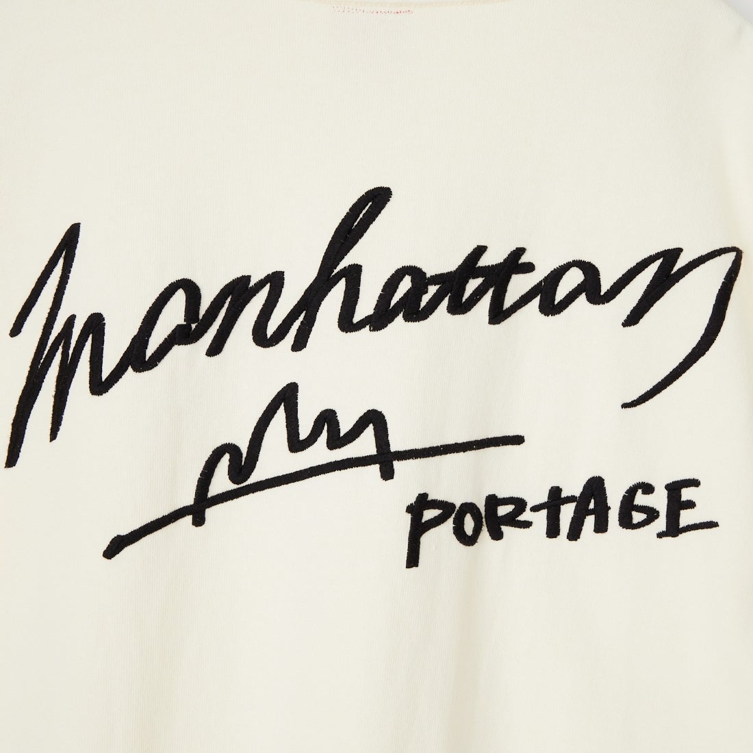 MANHATTAN PORTAGE [マンハッタンポーテージ] 別注 ピグメント染め 手描き風ロゴ刺繍ロングスリーブTシャツ [26FWMP-IN90-JF] IVORY