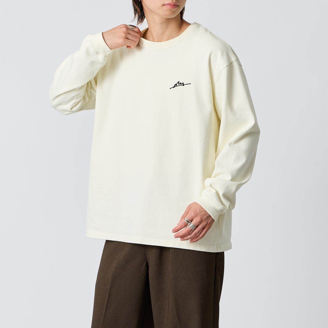 MANHATTAN PORTAGE [マンハッタンポーテージ] 別注 ピグメント染め 手描き風ロゴ刺繍ロングスリーブTシャツ [26FWMP-IN90-JF] IVORY &&モデル身長：177cm 着用サイズ：L&&