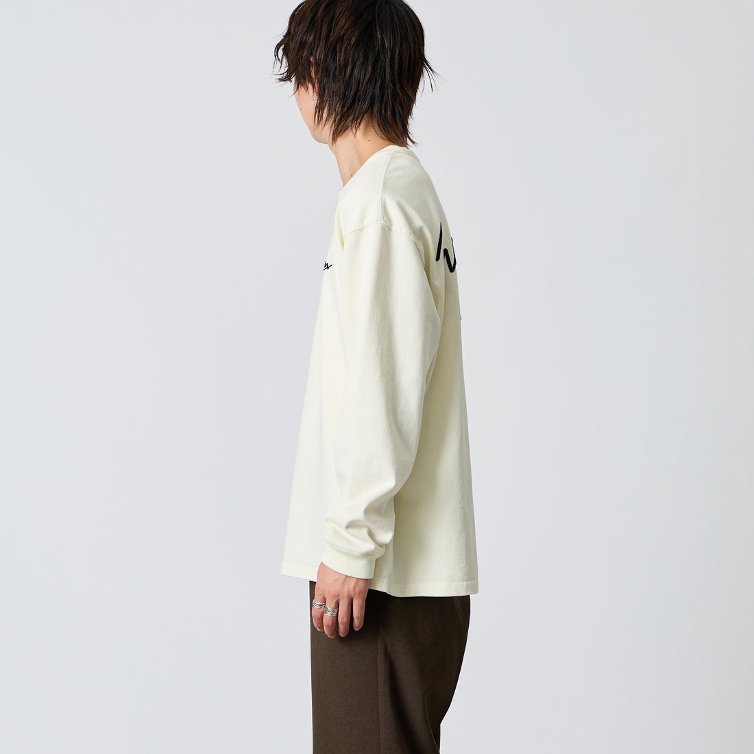 MANHATTAN PORTAGE [マンハッタンポーテージ] 別注 ピグメント染め 手描き風ロゴ刺繍ロングスリーブTシャツ [26FWMP-IN90-JF] IVORY &&モデル身長：177cm 着用サイズ：L&&
