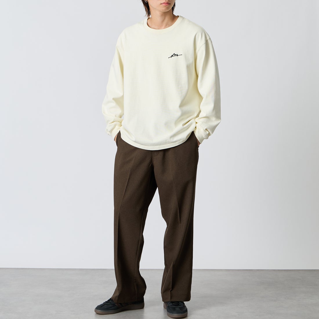 MANHATTAN PORTAGE [マンハッタンポーテージ] 別注 ピグメント染め 手描き風ロゴ刺繍ロングスリーブTシャツ [26FWMP-IN90-JF] IVORY &&モデル身長：177cm 着用サイズ：L&&