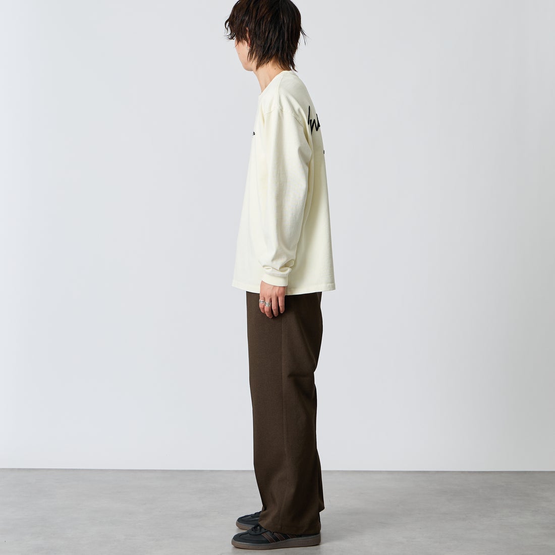 MANHATTAN PORTAGE [マンハッタンポーテージ] 別注 ピグメント染め 手描き風ロゴ刺繍ロングスリーブTシャツ [26FWMP-IN90-JF] IVORY &&モデル身長：177cm 着用サイズ：L&&