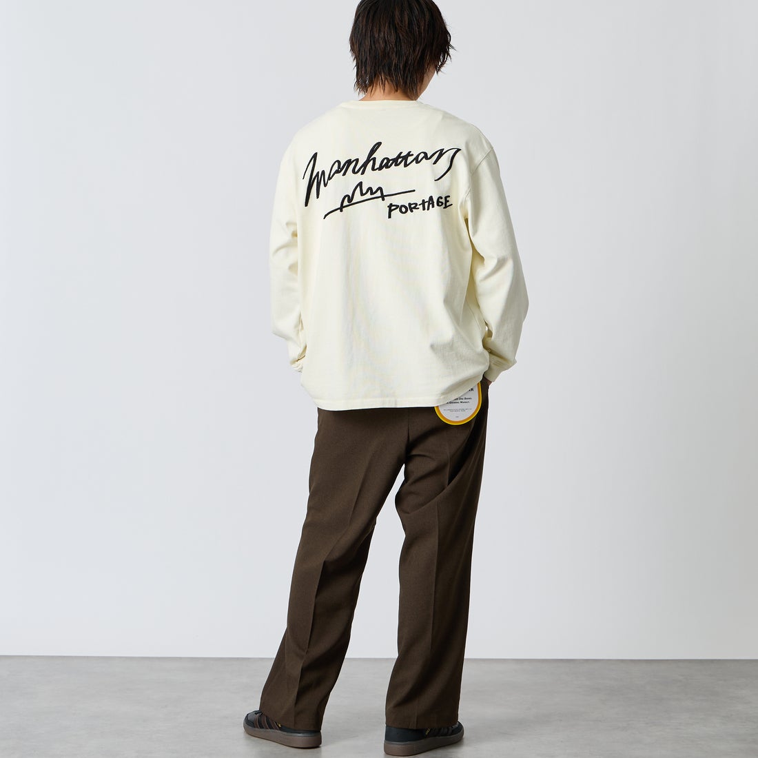 MANHATTAN PORTAGE [マンハッタンポーテージ] 別注 ピグメント染め 手描き風ロゴ刺繍ロングスリーブTシャツ [26FWMP-IN90-JF] IVORY &&モデル身長：177cm 着用サイズ：L&&