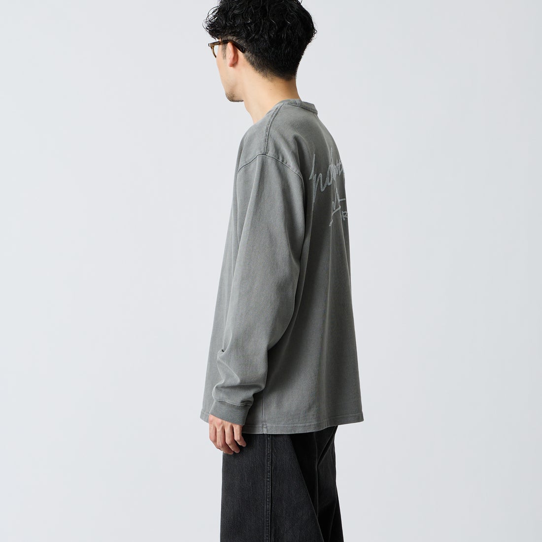 MANHATTAN PORTAGE [マンハッタンポーテージ] 別注 ピグメント染め 手描き風ロゴ刺繍ロングスリーブTシャツ [26FWMP-IN90-JF] GRAY &&モデル身長：168cm 着用サイズ：L&&