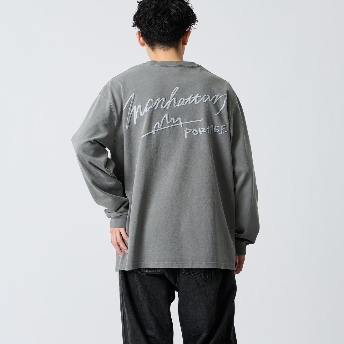MANHATTAN PORTAGE [マンハッタンポーテージ] 別注 ピグメント染め 手描き風ロゴ刺繍ロングスリーブTシャツ [26FWMP-IN90-JF] GRAY &&モデル身長：168cm 着用サイズ：L&&