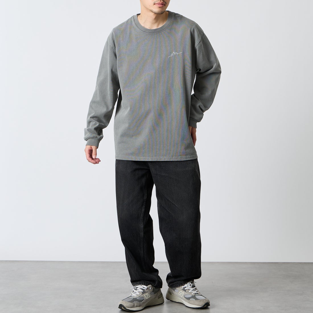 MANHATTAN PORTAGE [マンハッタンポーテージ] 別注 ピグメント染め 手描き風ロゴ刺繍ロングスリーブTシャツ [26FWMP-IN90-JF] GRAY &&モデル身長：168cm 着用サイズ：L&&