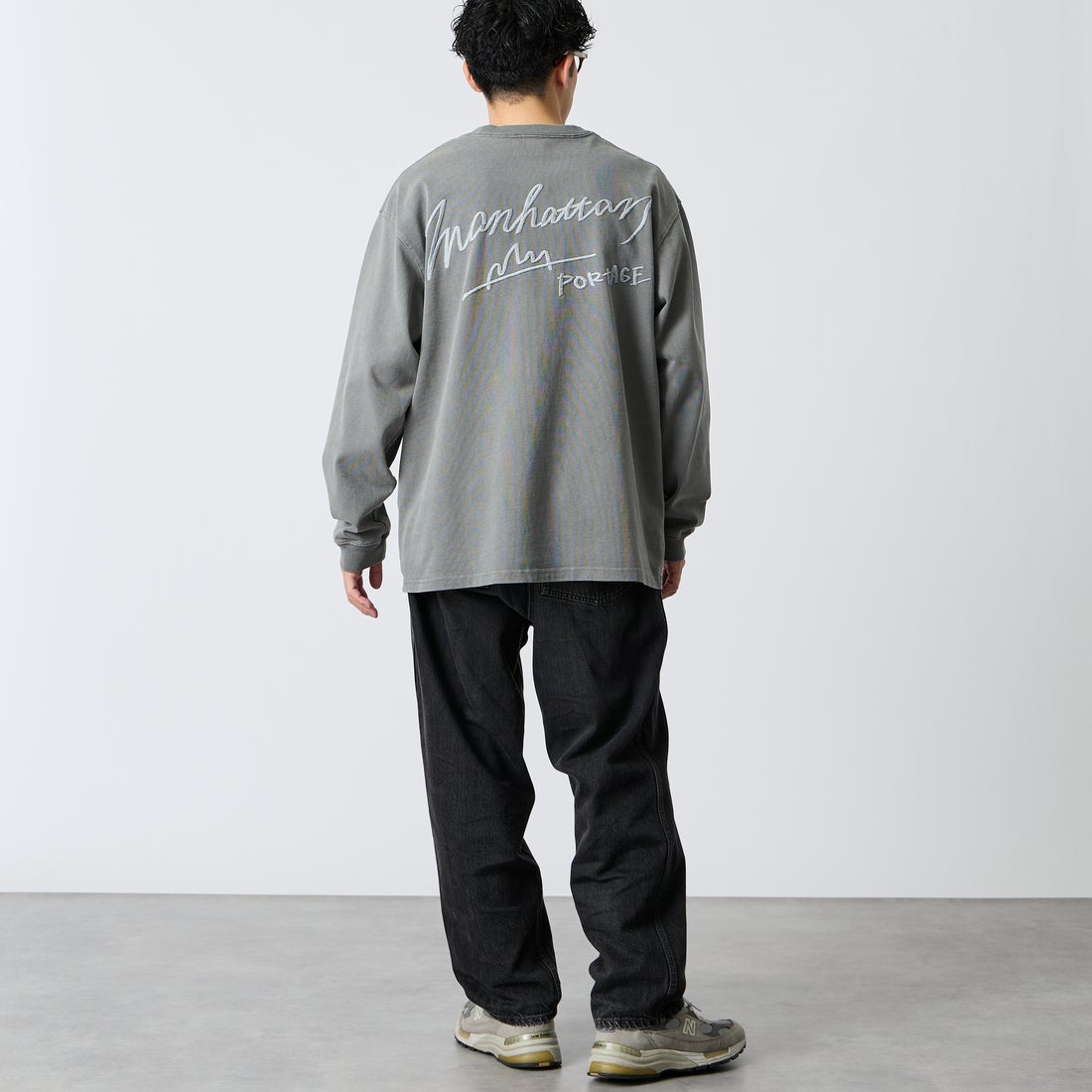 MANHATTAN PORTAGE [マンハッタンポーテージ] 別注 ピグメント染め 手描き風ロゴ刺繍ロングスリーブTシャツ [26FWMP-IN90-JF] GRAY &&モデル身長：168cm 着用サイズ：L&&