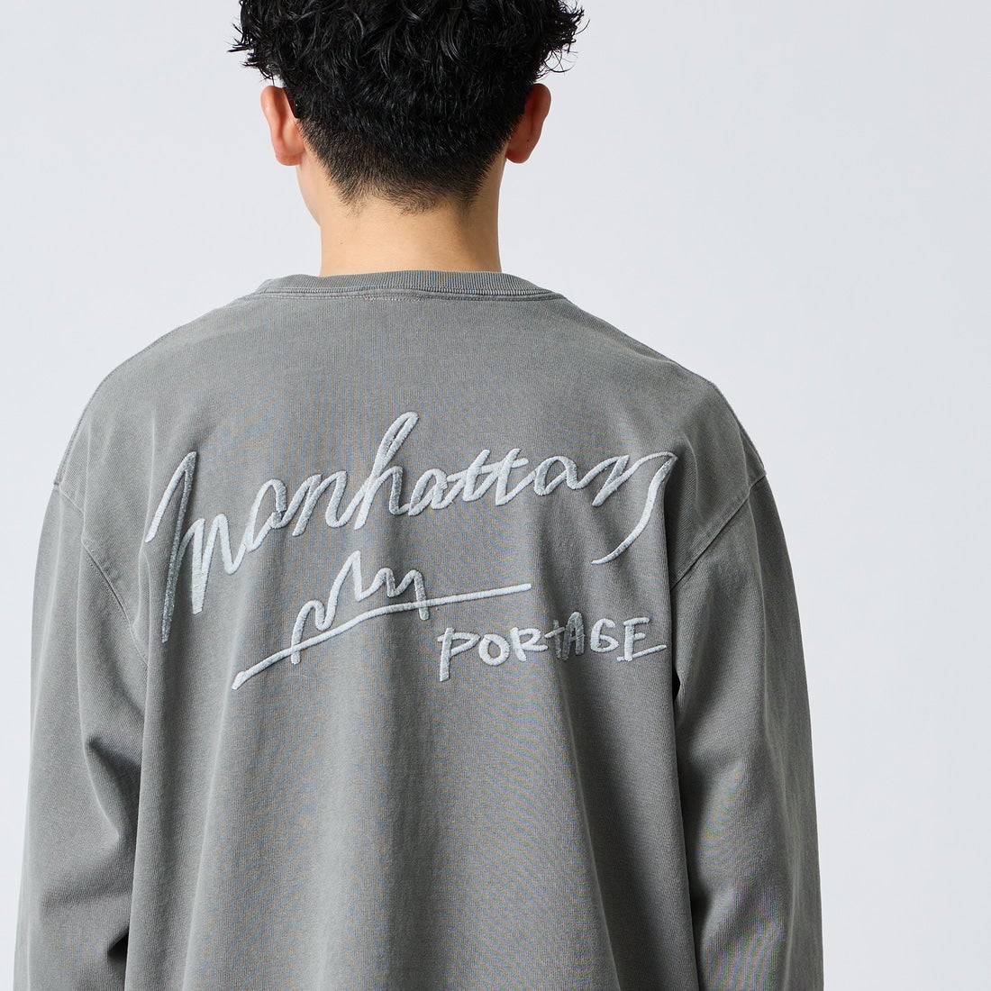 MANHATTAN PORTAGE [マンハッタンポーテージ] 別注 ピグメント染め 手描き風ロゴ刺繍ロングスリーブTシャツ [26FWMP-IN90-JF] GRAY &&モデル身長：168cm 着用サイズ：L&&