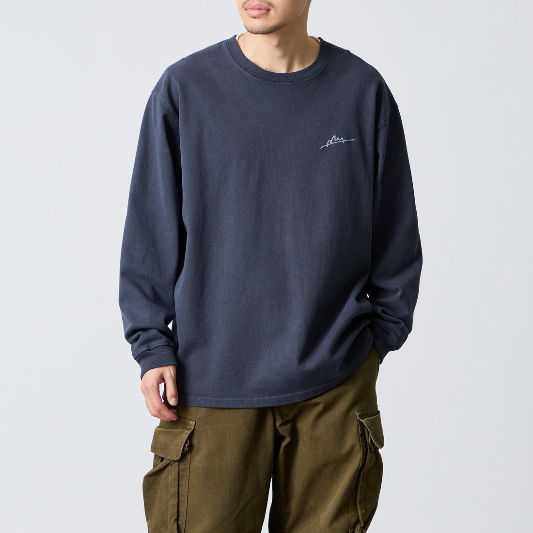 MANHATTAN PORTAGE [マンハッタンポーテージ] 別注 ピグメント染め 手描き風ロゴ刺繍ロングスリーブTシャツ [26FWMP-IN90-JF] CHARCOAL &&モデル身長：168cm 着用サイズ：L&&