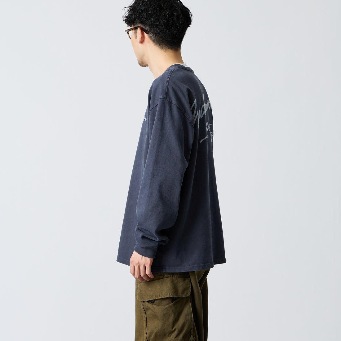 MANHATTAN PORTAGE [マンハッタンポーテージ] 別注 ピグメント染め 手描き風ロゴ刺繍ロングスリーブTシャツ [26FWMP-IN90-JF] CHARCOAL &&モデル身長：168cm 着用サイズ：L&&