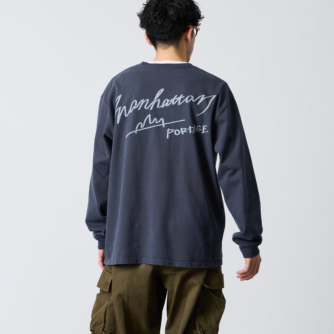MANHATTAN PORTAGE [マンハッタンポーテージ] 別注 ピグメント染め 手描き風ロゴ刺繍ロングスリーブTシャツ [26FWMP-IN90-JF] CHARCOAL &&モデル身長：168cm 着用サイズ：L&&