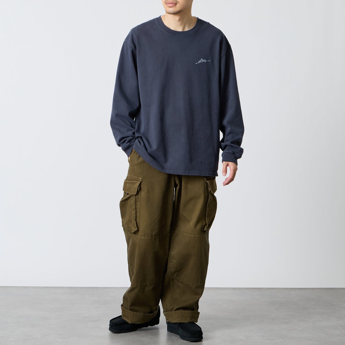 MANHATTAN PORTAGE [マンハッタンポーテージ] 別注 ピグメント染め 手描き風ロゴ刺繍ロングスリーブTシャツ [26FWMP-IN90-JF] CHARCOAL &&モデル身長：168cm 着用サイズ：L&&