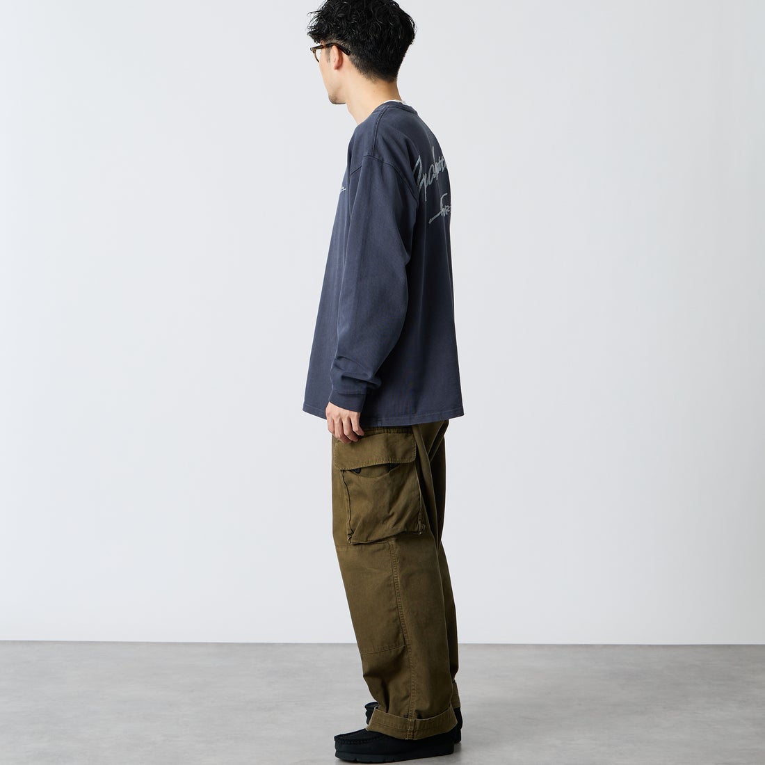 MANHATTAN PORTAGE [マンハッタンポーテージ] 別注 ピグメント染め 手描き風ロゴ刺繍ロングスリーブTシャツ [26FWMP-IN90-JF] CHARCOAL &&モデル身長：168cm 着用サイズ：L&&