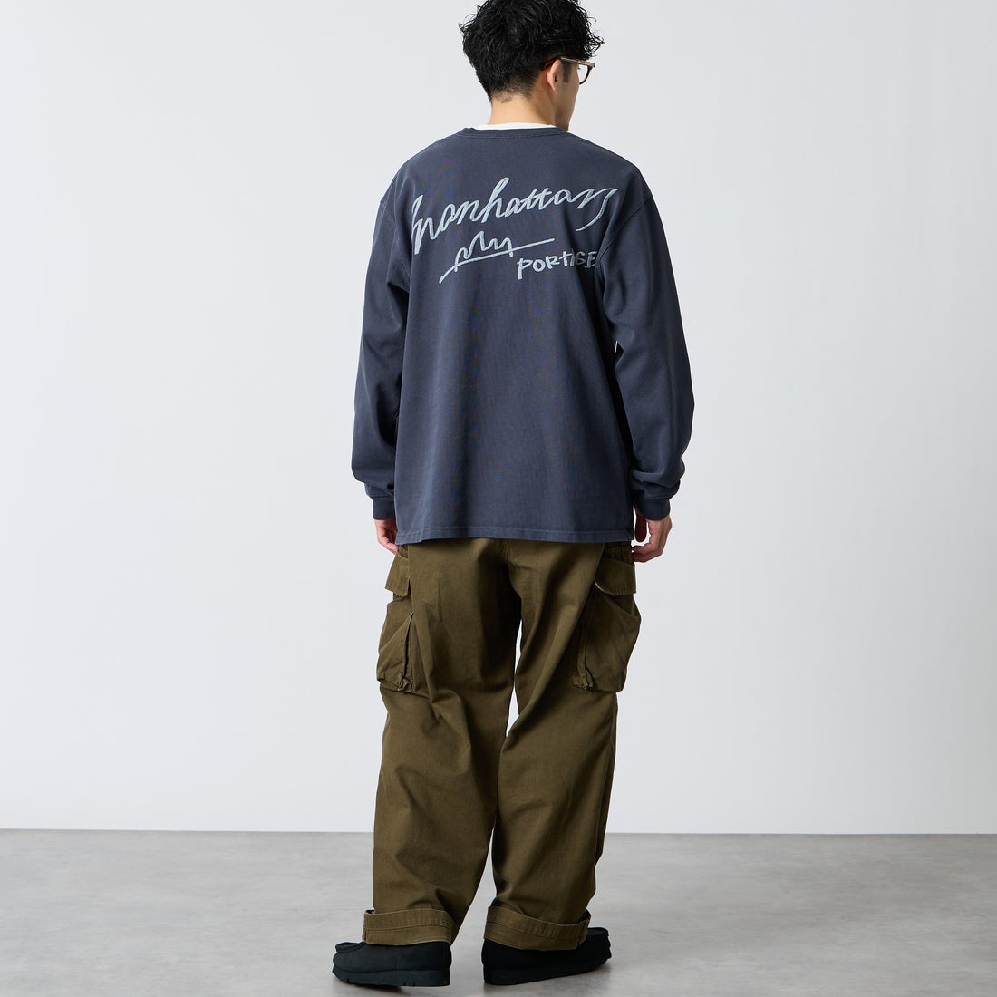 MANHATTAN PORTAGE [マンハッタンポーテージ] 別注 ピグメント染め 手描き風ロゴ刺繍ロングスリーブTシャツ [26FWMP-IN90-JF] CHARCOAL &&モデル身長：168cm 着用サイズ：L&&