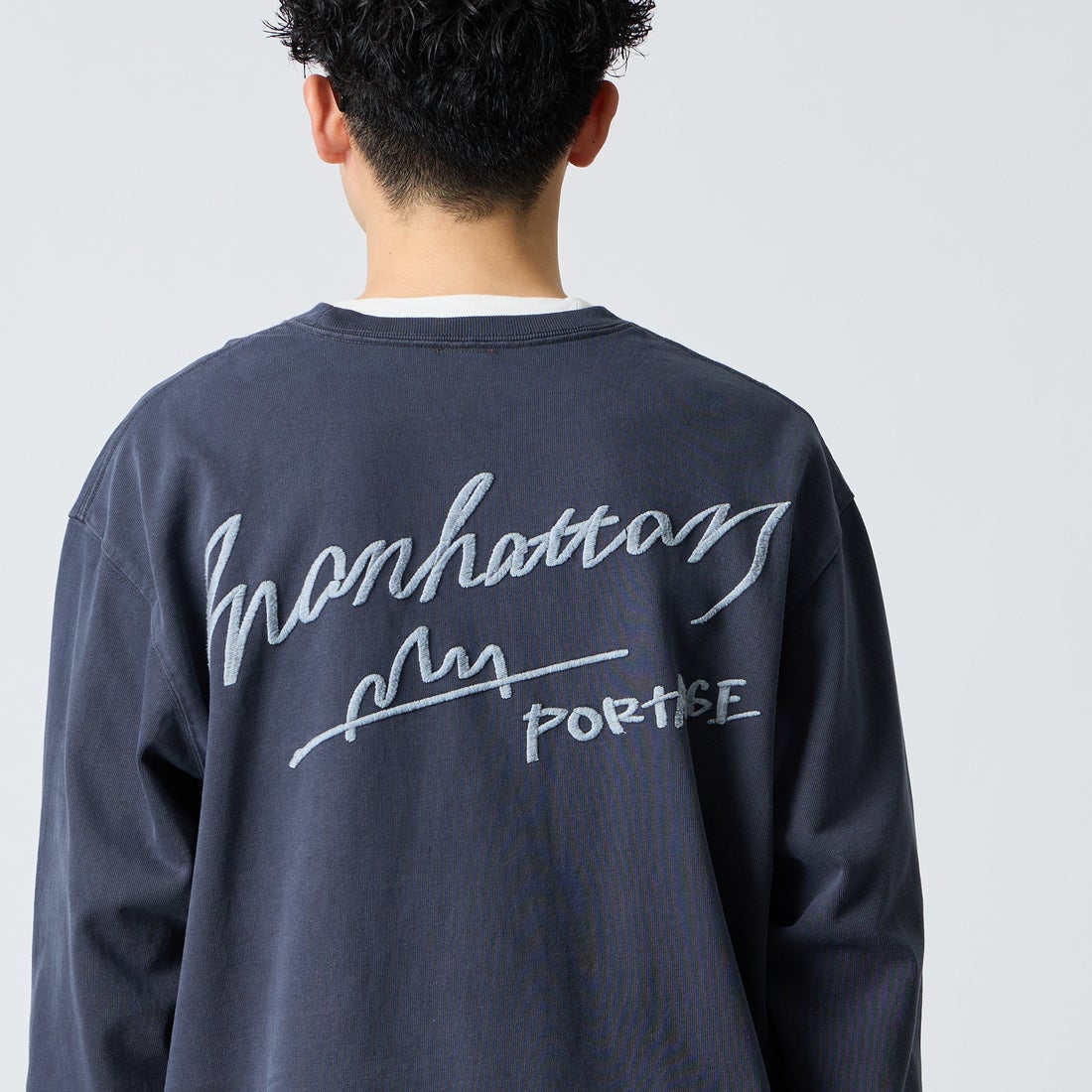 MANHATTAN PORTAGE [マンハッタンポーテージ] 別注 ピグメント染め 手描き風ロゴ刺繍ロングスリーブTシャツ [26FWMP-IN90-JF] CHARCOAL &&モデル身長：168cm 着用サイズ：L&&