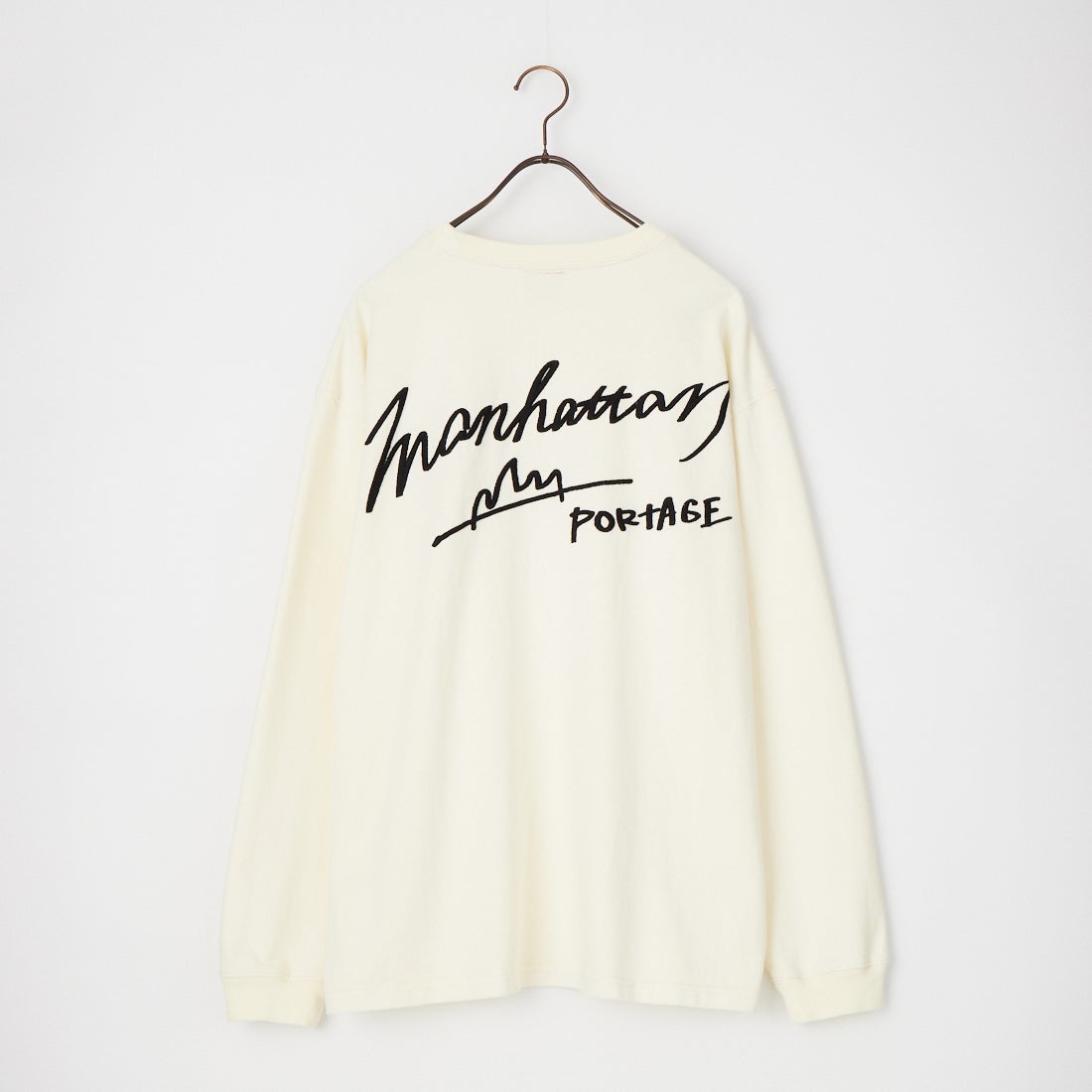 MANHATTAN PORTAGE [マンハッタンポーテージ] 別注 ピグメント染め 手描き風ロゴ刺繍ロングスリーブTシャツ [26FWMP-IN90-JF] IVORY