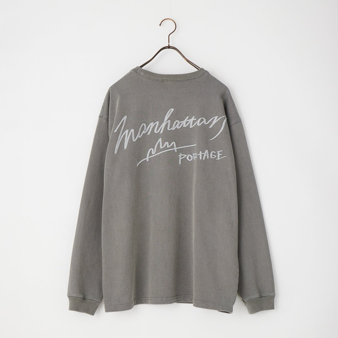 MANHATTAN PORTAGE [マンハッタンポーテージ] 別注 ピグメント染め 手描き風ロゴ刺繍ロングスリーブTシャツ [26FWMP-IN90-JF] GRAY