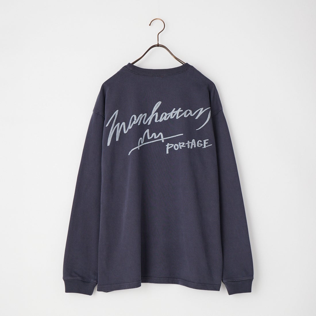 MANHATTAN PORTAGE [マンハッタンポーテージ] 別注 ピグメント染め 手描き風ロゴ刺繍ロングスリーブTシャツ [26FWMP-IN90-JF] CHARCOAL