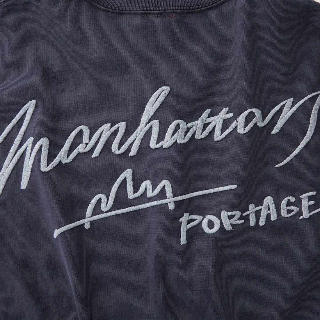 MANHATTAN PORTAGE [マンハッタンポーテージ] 別注 ピグメント染め 手描き風ロゴ刺繍ロングスリーブTシャツ [26FWMP-IN90-JF] CHARCOAL