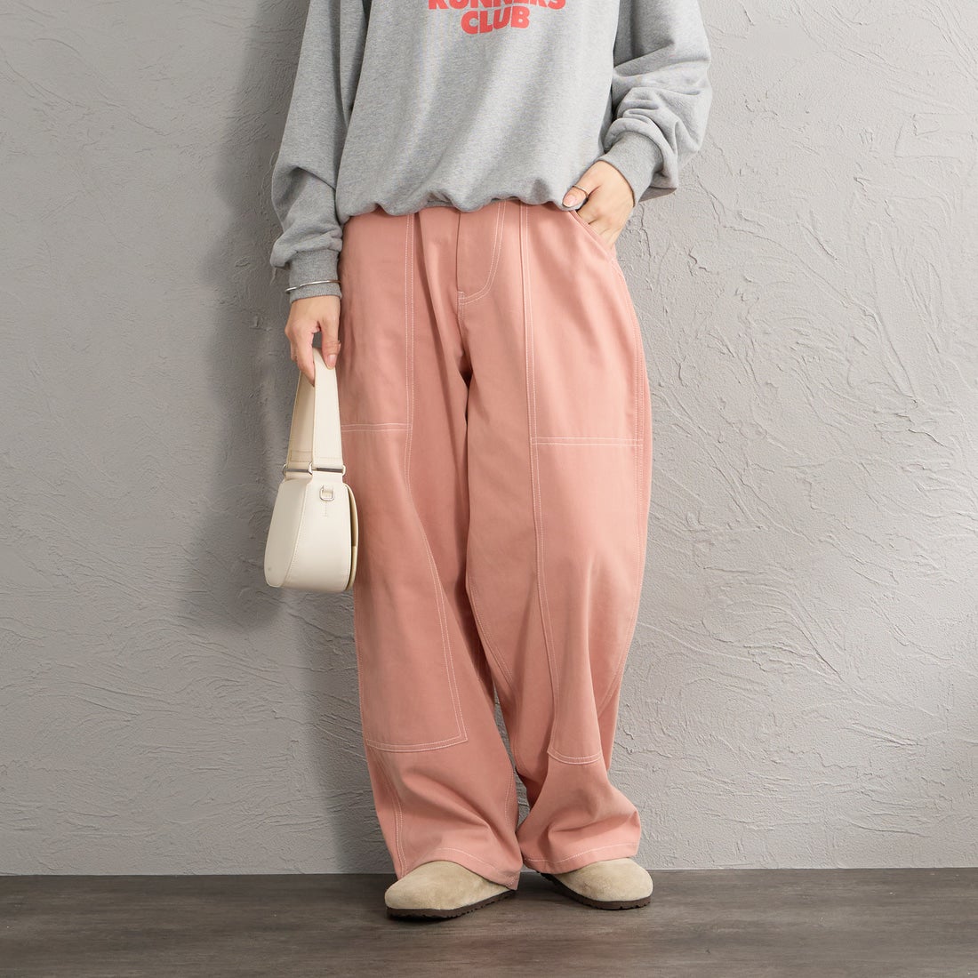 UNIVERSAL OVERALL [ユニバーサルオーバーオール] 別注 ペインターイージーパンツ [U2632608IN-JF] PINK &&モデル身長：162cm 着用サイズ：M&&
