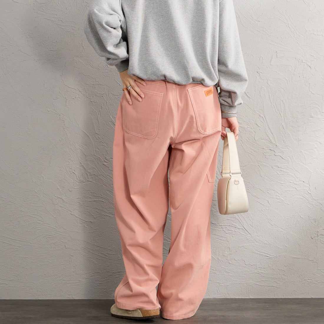 UNIVERSAL OVERALL [ユニバーサルオーバーオール] 別注 ペインターイージーパンツ [U2632608IN-JF] PINK &&モデル身長：162cm 着用サイズ：M&&