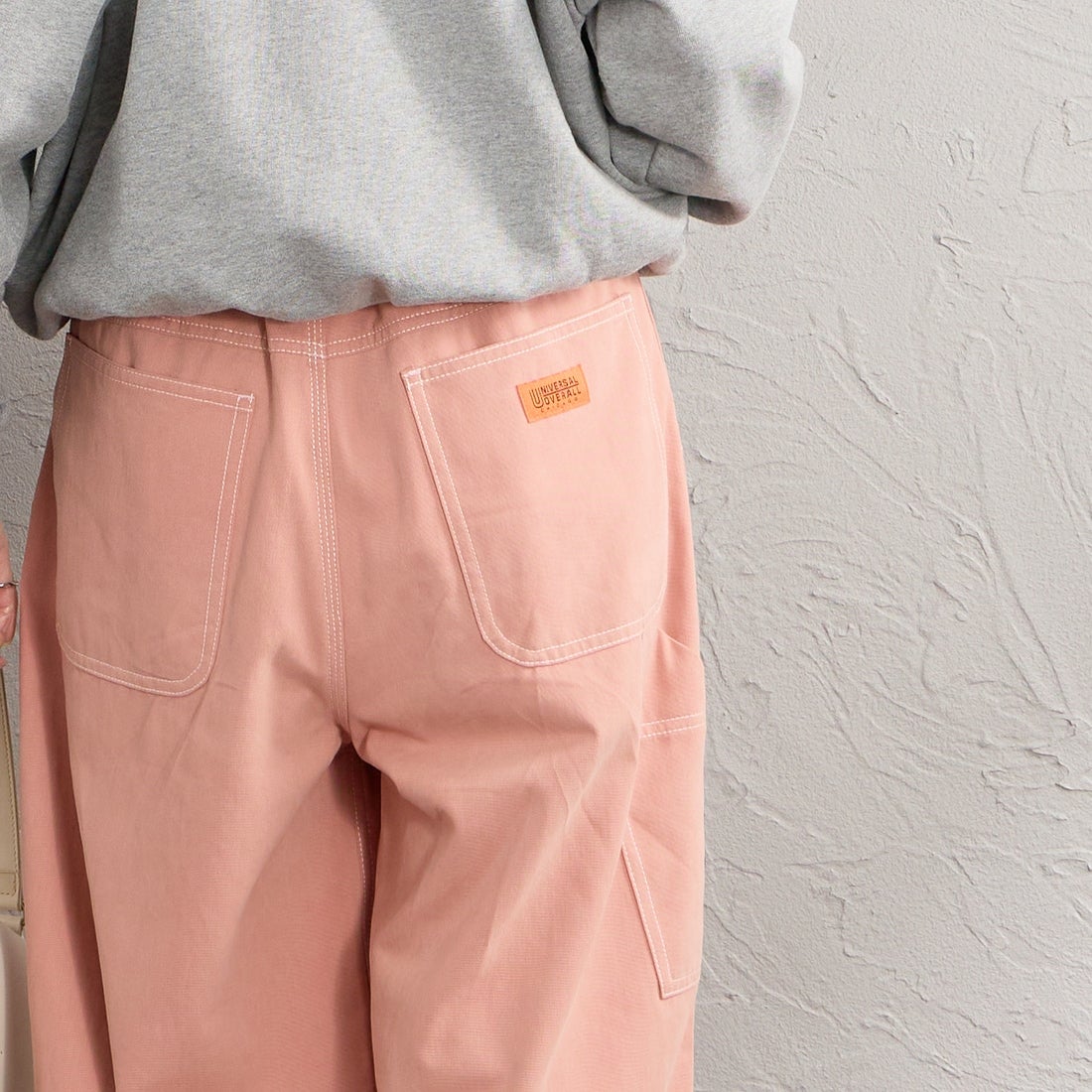 UNIVERSAL OVERALL [ユニバーサルオーバーオール] 別注 ペインターイージーパンツ [U2632608IN-JF] PINK &&モデル身長：162cm 着用サイズ：M&&