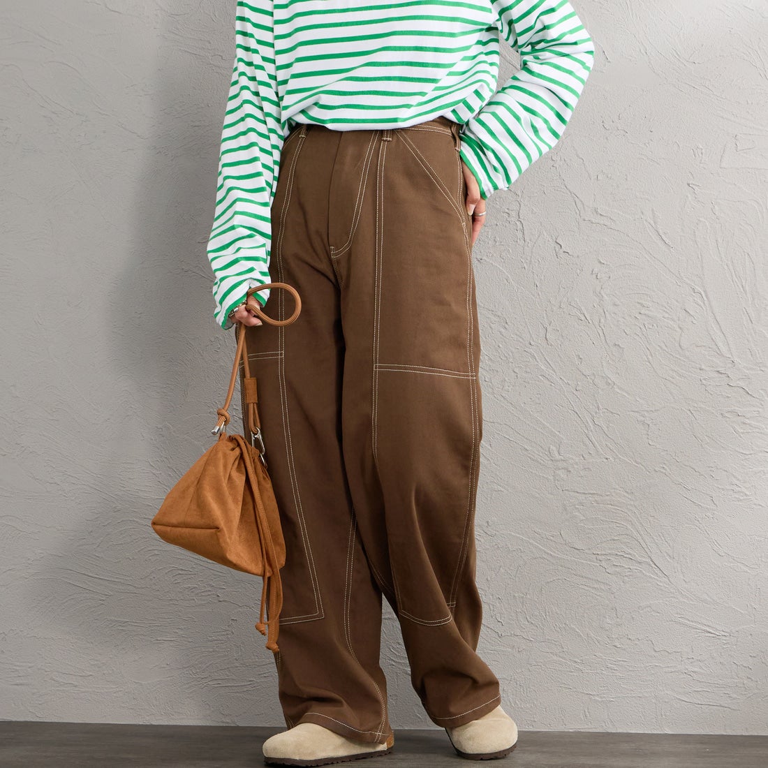 UNIVERSAL OVERALL [ユニバーサルオーバーオール] 別注 ペインターイージーパンツ [U2632608IN-JF] BROWN &&モデル身長：156cm 着用サイズ：M&&