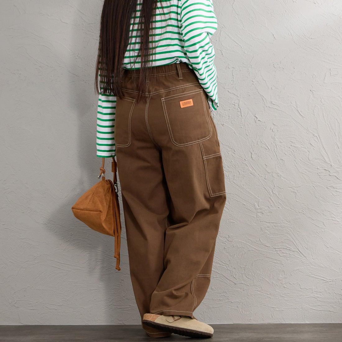 UNIVERSAL OVERALL [ユニバーサルオーバーオール] 別注 ペインターイージーパンツ [U2632608IN-JF] BROWN &&モデル身長：156cm 着用サイズ：M&&