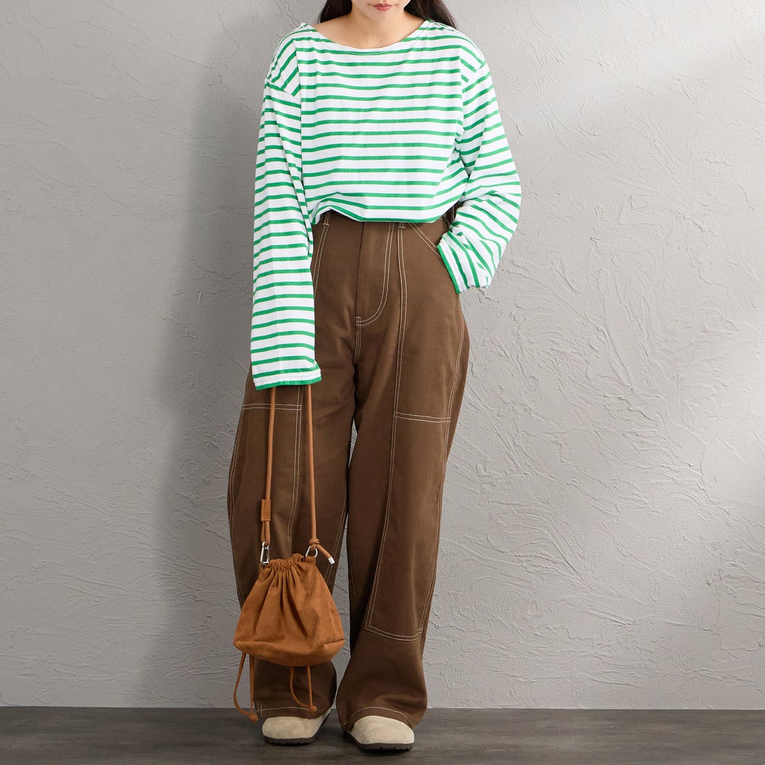UNIVERSAL OVERALL [ユニバーサルオーバーオール] 別注 ペインターイージーパンツ [U2632608IN-JF] BROWN &&モデル身長：156cm 着用サイズ：M&&