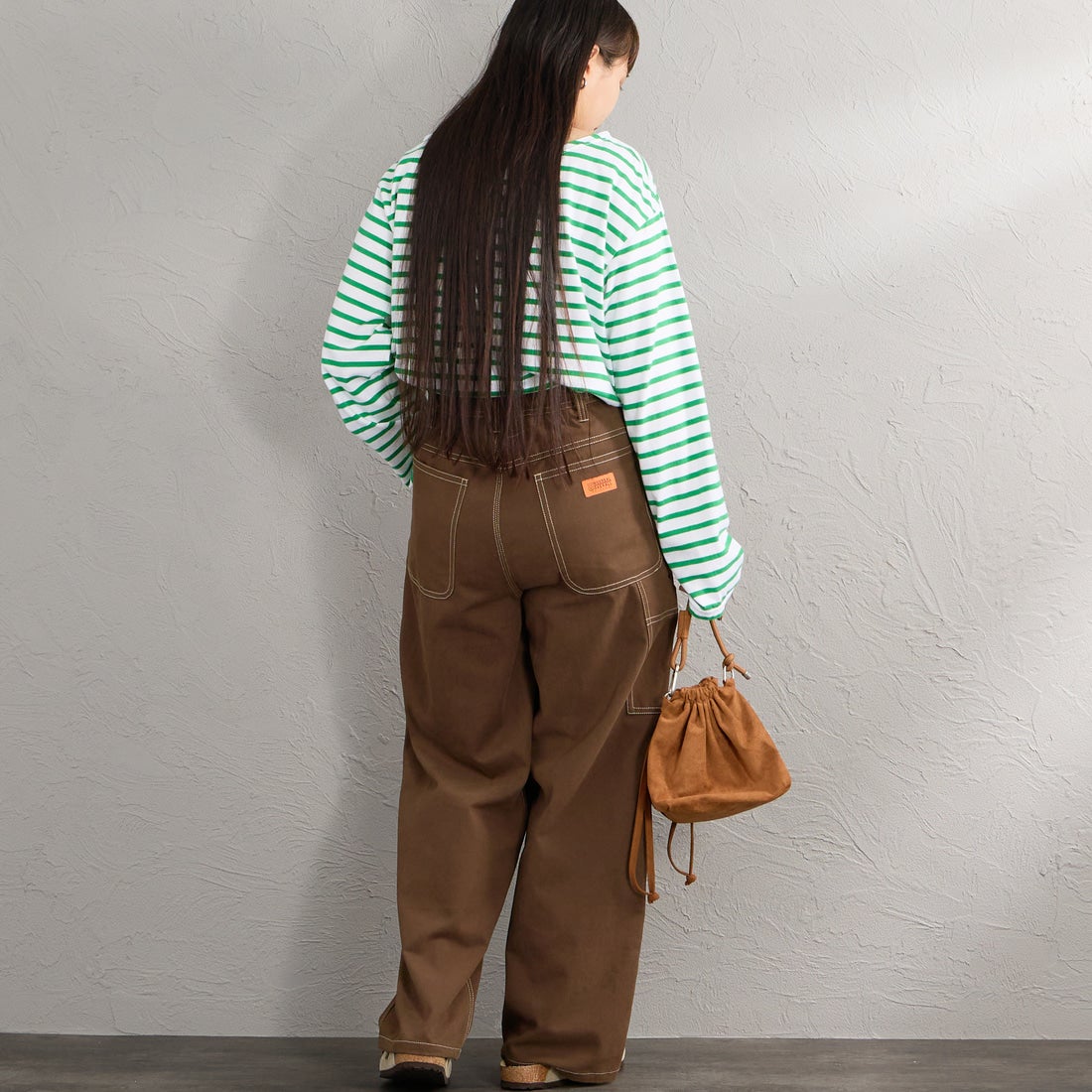 UNIVERSAL OVERALL [ユニバーサルオーバーオール] 別注 ペインターイージーパンツ [U2632608IN-JF] BROWN &&モデル身長：156cm 着用サイズ：M&&