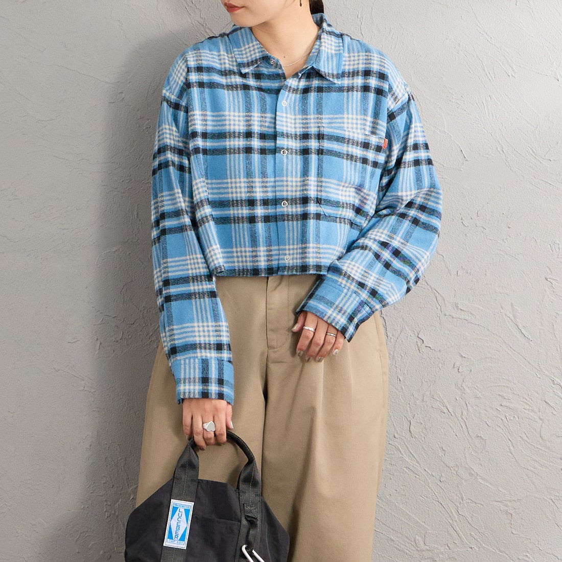UNIVERSAL OVERALL [ユニバーサルオーバーオール] 別注 ショート丈 ビッグポケットシャツ [U2632158IN-JF] BLUE &&モデル身長：156cm 着用サイズ：F&&