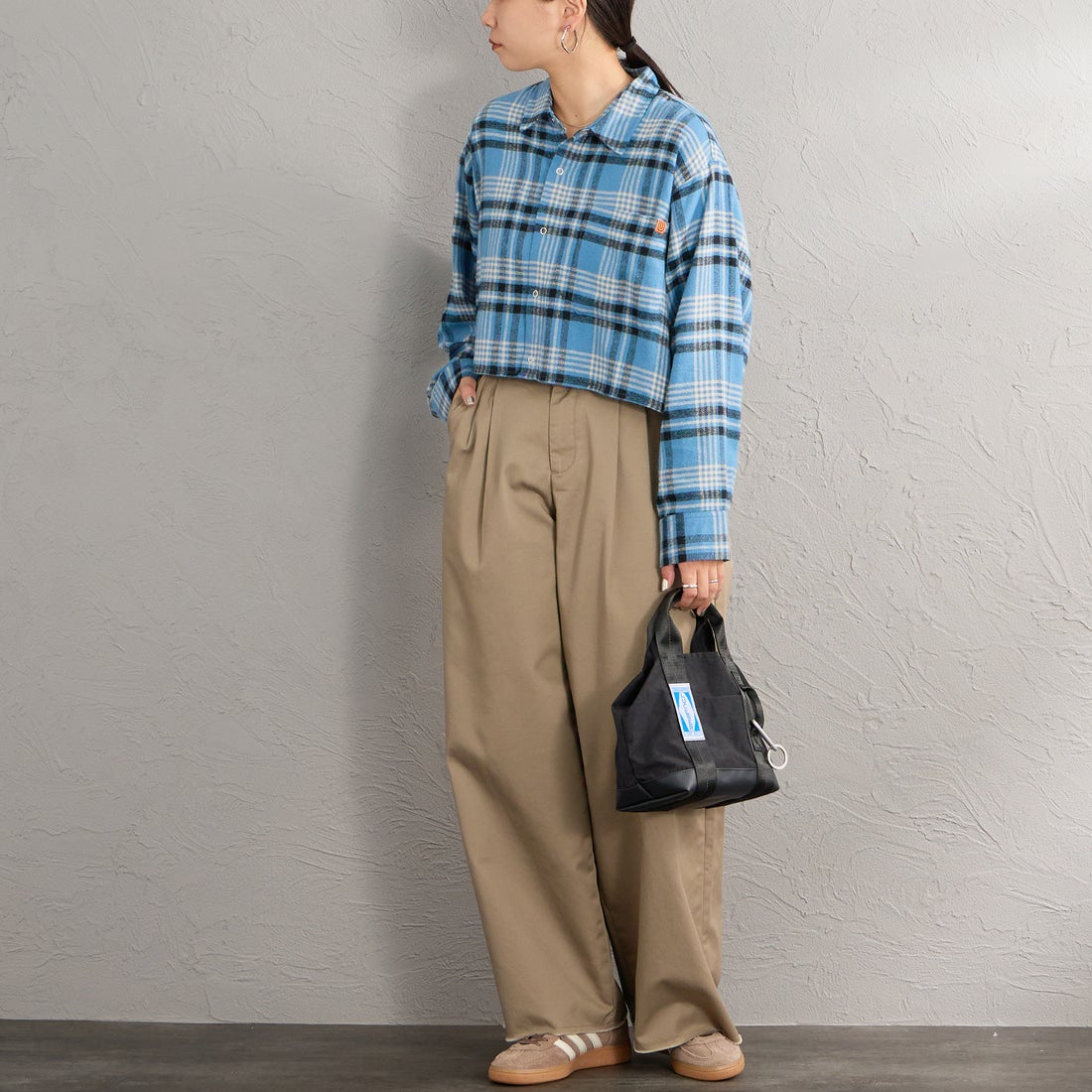 UNIVERSAL OVERALL [ユニバーサルオーバーオール] 別注 ショート丈 ビッグポケットシャツ [U2632158IN-JF] BLUE &&モデル身長：156cm 着用サイズ：F&&