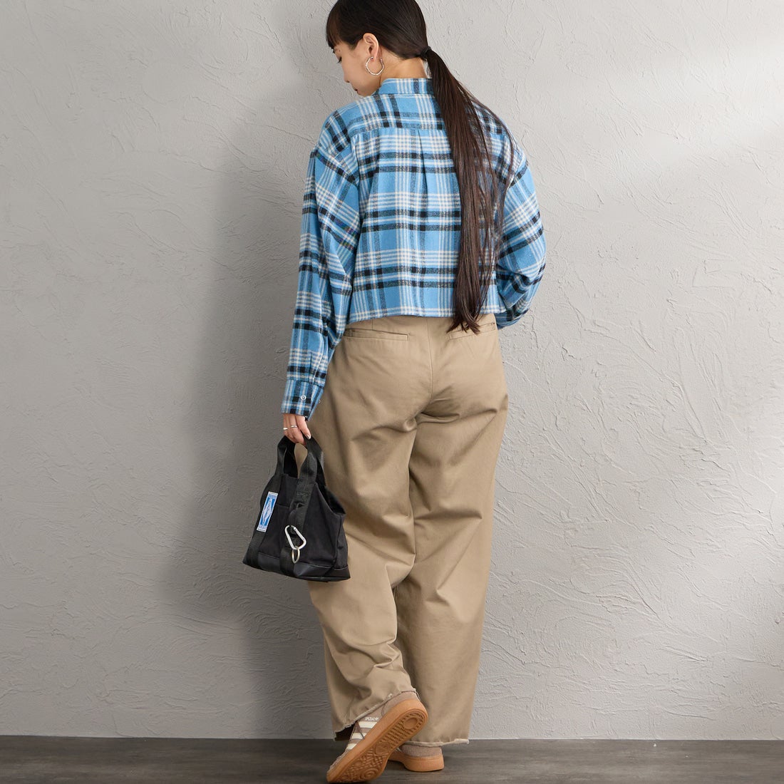 UNIVERSAL OVERALL [ユニバーサルオーバーオール] 別注 ショート丈 ビッグポケットシャツ [U2632158IN-JF] BLUE &&モデル身長：156cm 着用サイズ：F&&