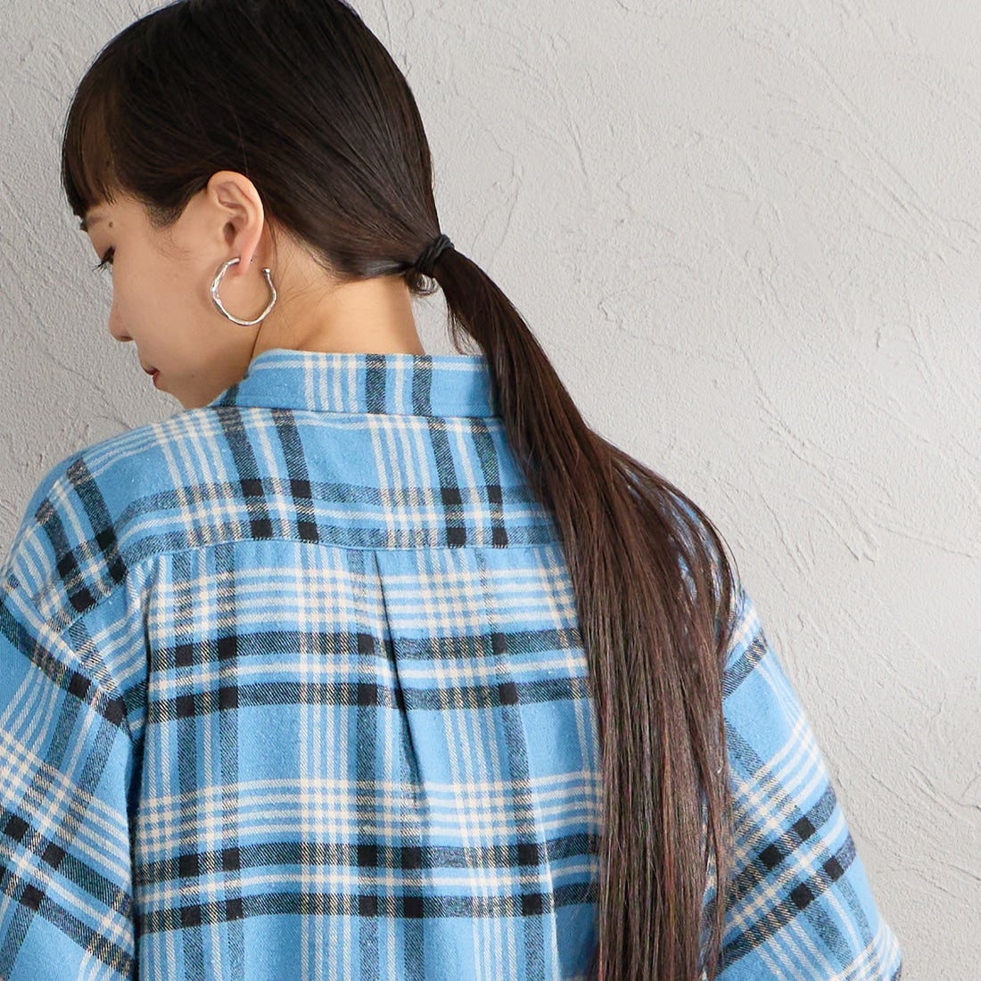 UNIVERSAL OVERALL [ユニバーサルオーバーオール] 別注 ショート丈 ビッグポケットシャツ [U2632158IN-JF] BLUE &&モデル身長：156cm 着用サイズ：F&&
