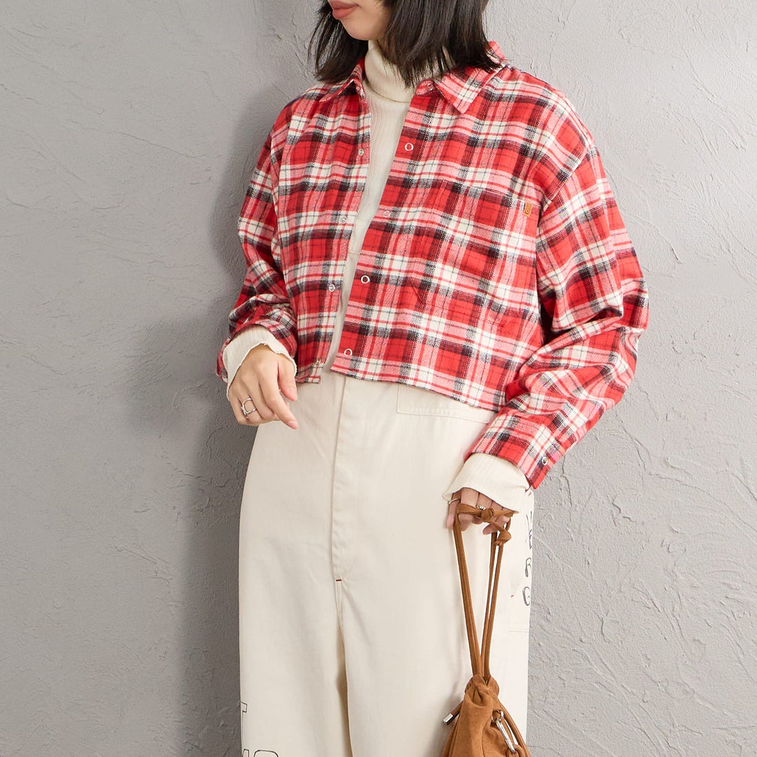 UNIVERSAL OVERALL [ユニバーサルオーバーオール] 別注 ショート丈 ビッグポケットシャツ [U2632158IN-JF] RED &&モデル身長：162cm 着用サイズ：F&&
