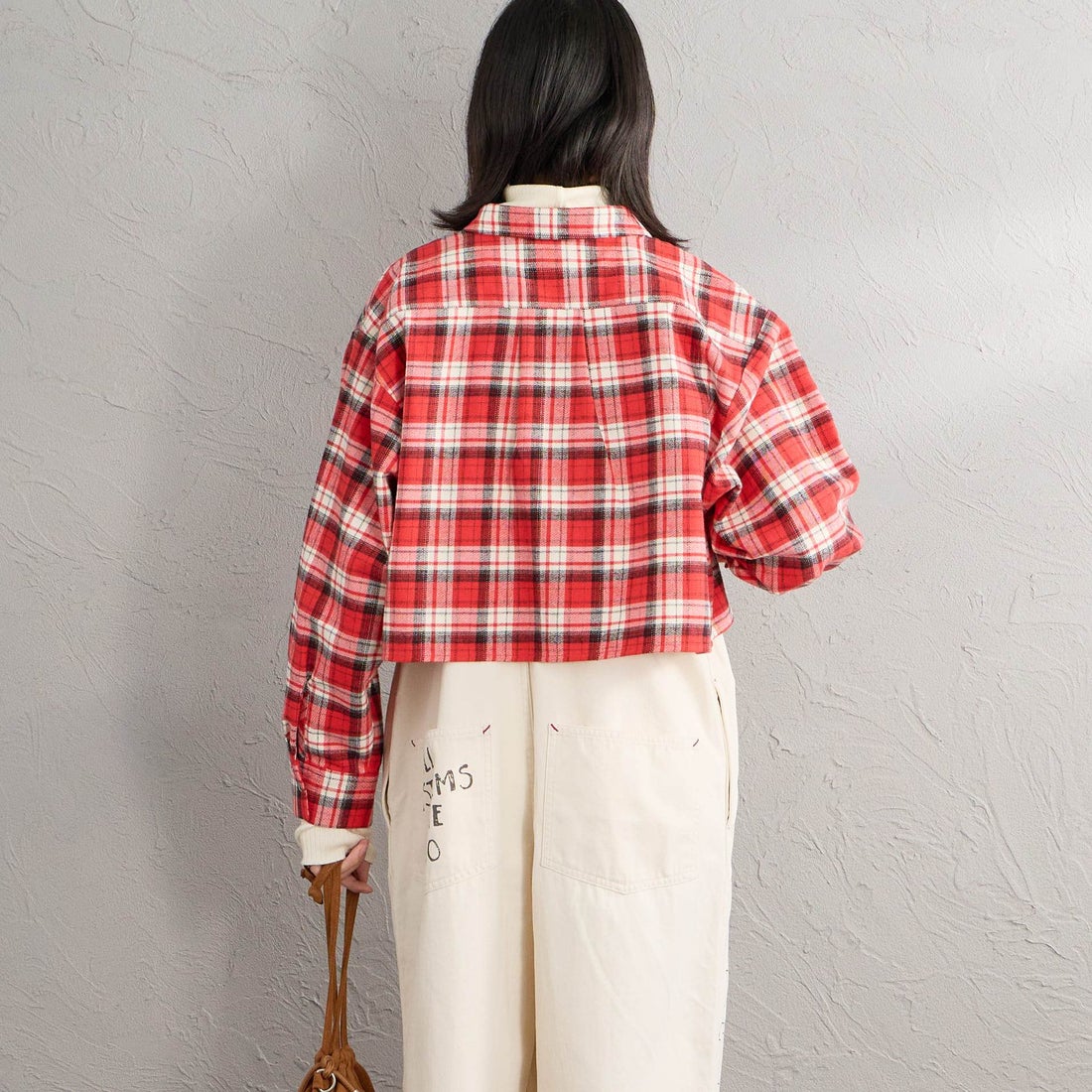 UNIVERSAL OVERALL [ユニバーサルオーバーオール] 別注 ショート丈 ビッグポケットシャツ [U2632158IN-JF] RED &&モデル身長：162cm 着用サイズ：F&&