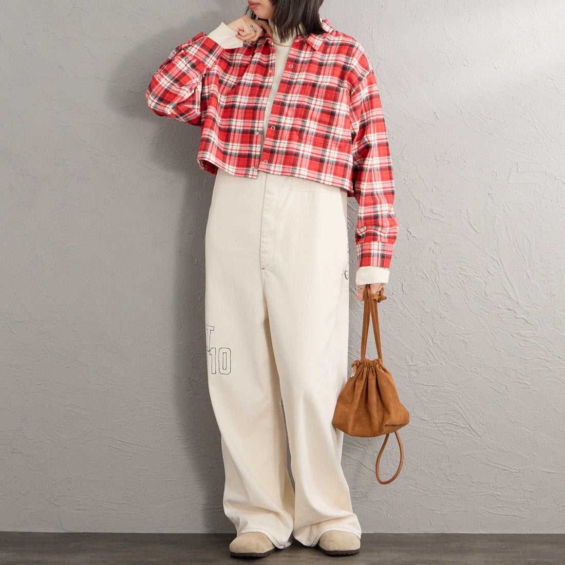 UNIVERSAL OVERALL [ユニバーサルオーバーオール] 別注 ショート丈 ビッグポケットシャツ [U2632158IN-JF] RED &&モデル身長：162cm 着用サイズ：F&&