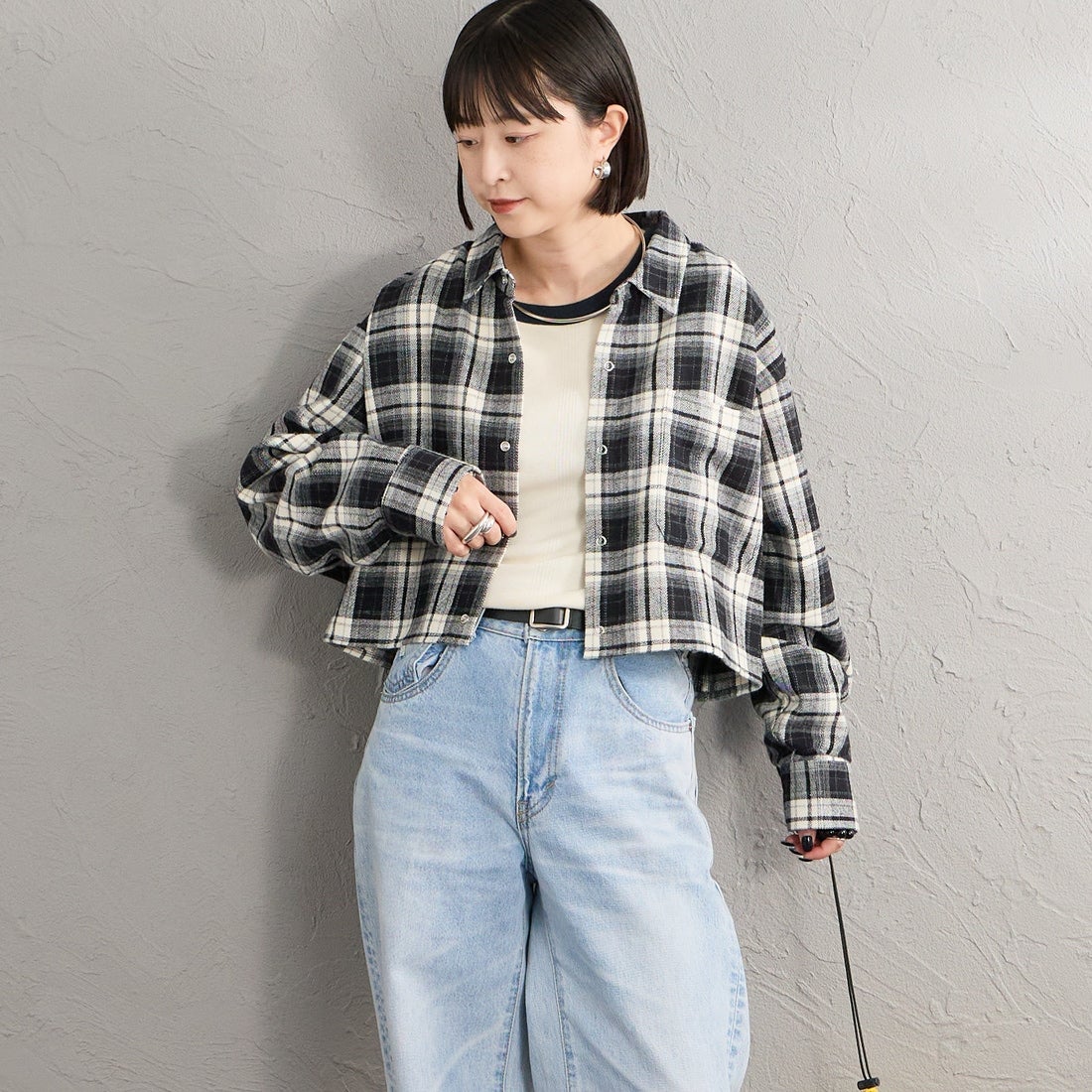 UNIVERSAL OVERALL [ユニバーサルオーバーオール] 別注 ショート丈 ビッグポケットシャツ [U2632158IN-JF] BLACK &&モデル身長：150cm 着用サイズ：F&&