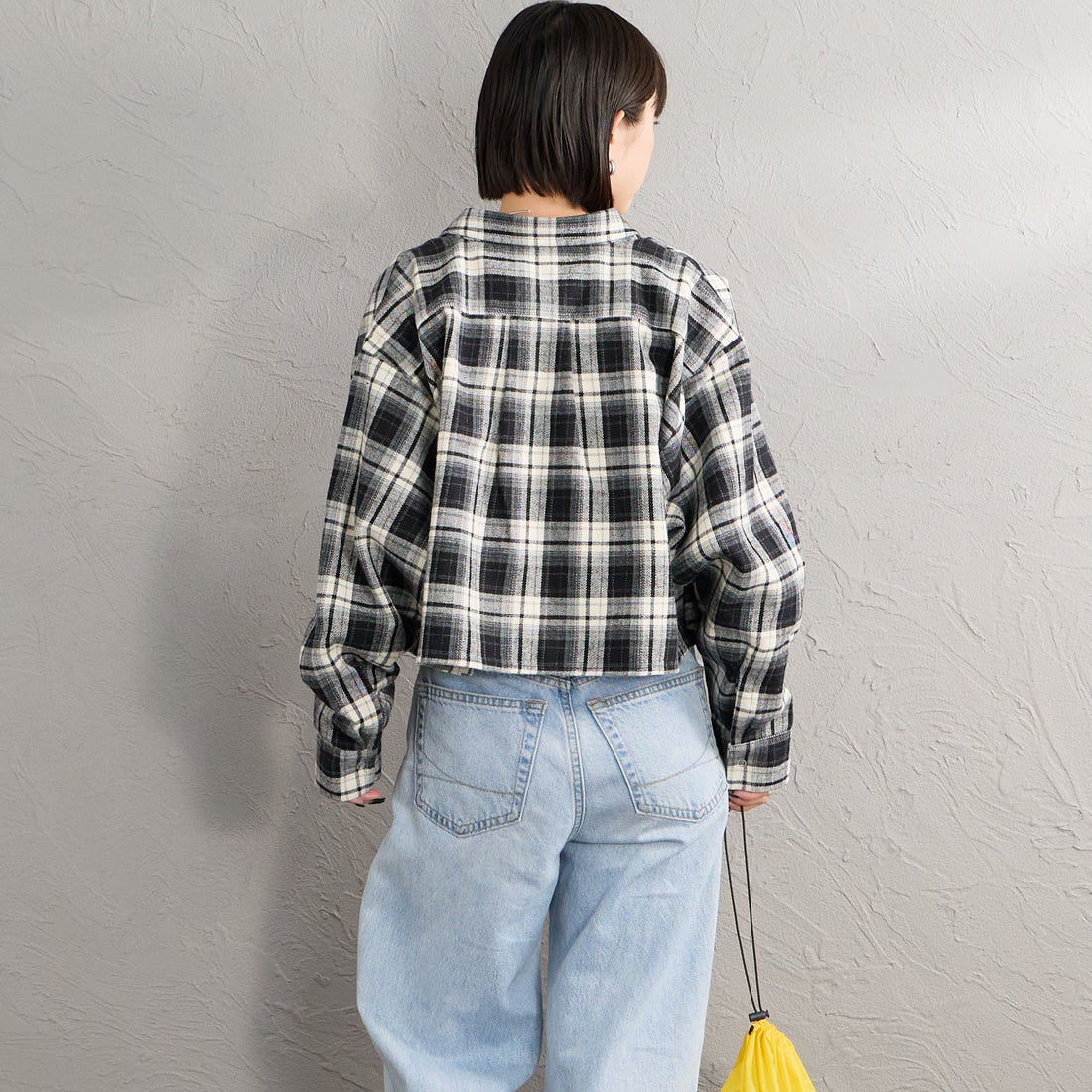 UNIVERSAL OVERALL [ユニバーサルオーバーオール] 別注 ショート丈 ビッグポケットシャツ [U2632158IN-JF] BLACK &&モデル身長：150cm 着用サイズ：F&&