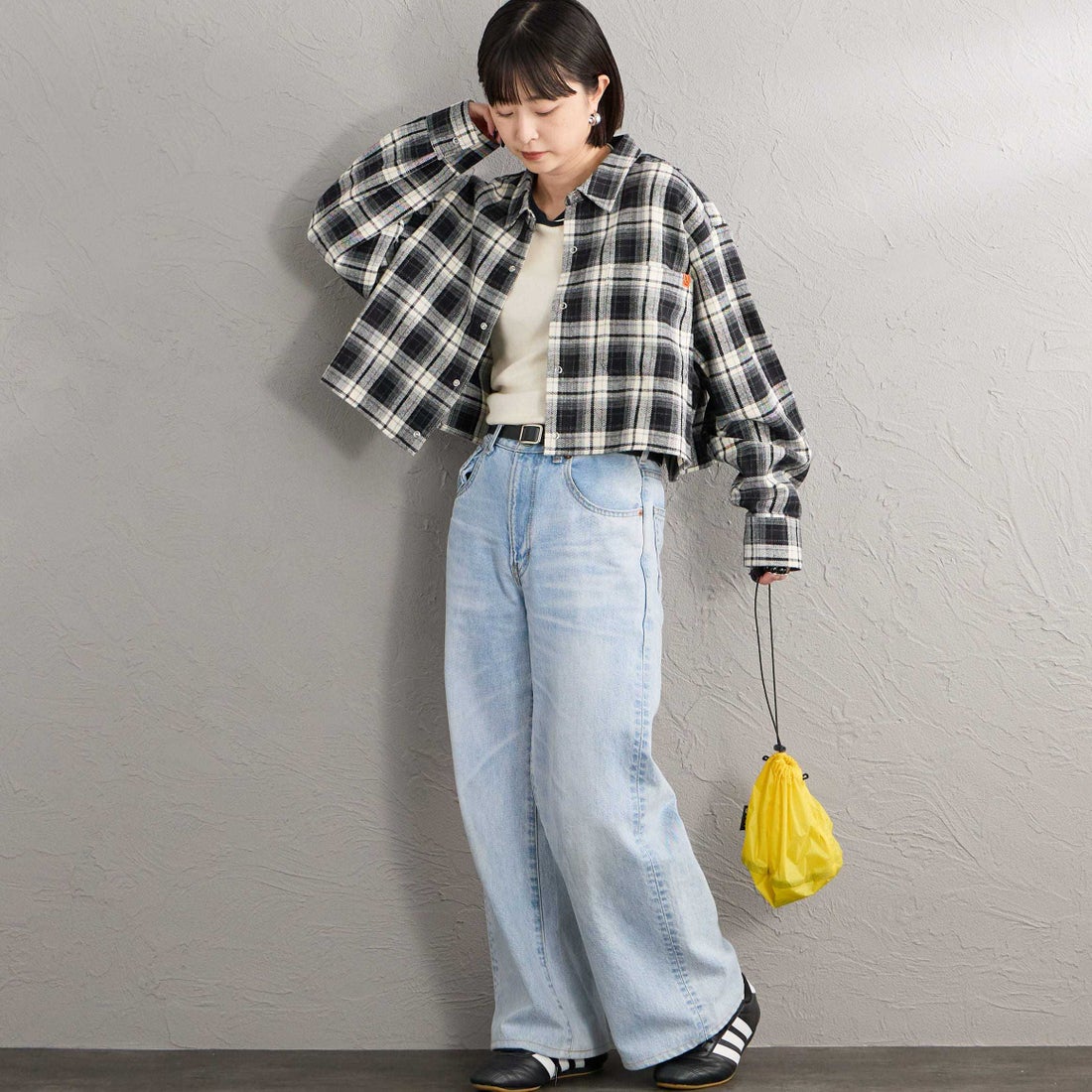 UNIVERSAL OVERALL [ユニバーサルオーバーオール] 別注 ショート丈 ビッグポケットシャツ [U2632158IN-JF] BLACK &&モデル身長：150cm 着用サイズ：F&&