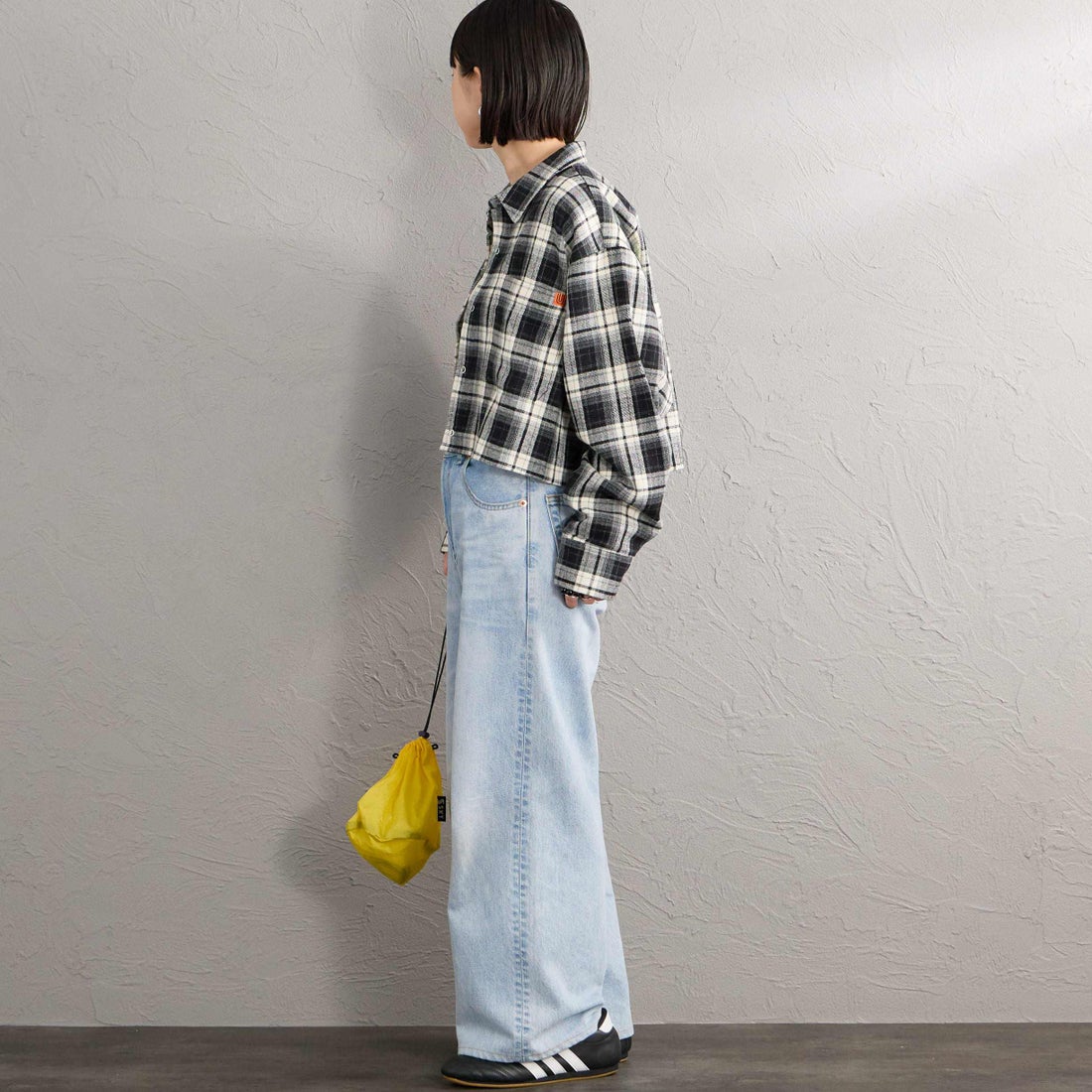 UNIVERSAL OVERALL [ユニバーサルオーバーオール] 別注 ショート丈 ビッグポケットシャツ [U2632158IN-JF] BLACK &&モデル身長：150cm 着用サイズ：F&&