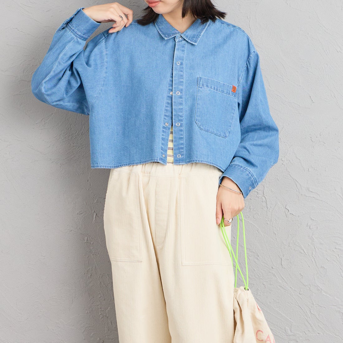 UNIVERSAL OVERALL [ユニバーサルオーバーオール] 別注 ショート丈 ビッグポケットシャツ [U2632158IN-JF] M.BLUE &&モデル身長：162cm 着用サイズ：F&&