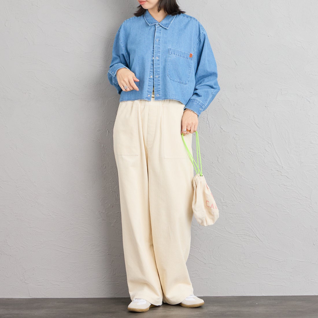 UNIVERSAL OVERALL [ユニバーサルオーバーオール] 別注 ショート丈 ビッグポケットシャツ [U2632158IN-JF] M.BLUE &&モデル身長：162cm 着用サイズ：F&&