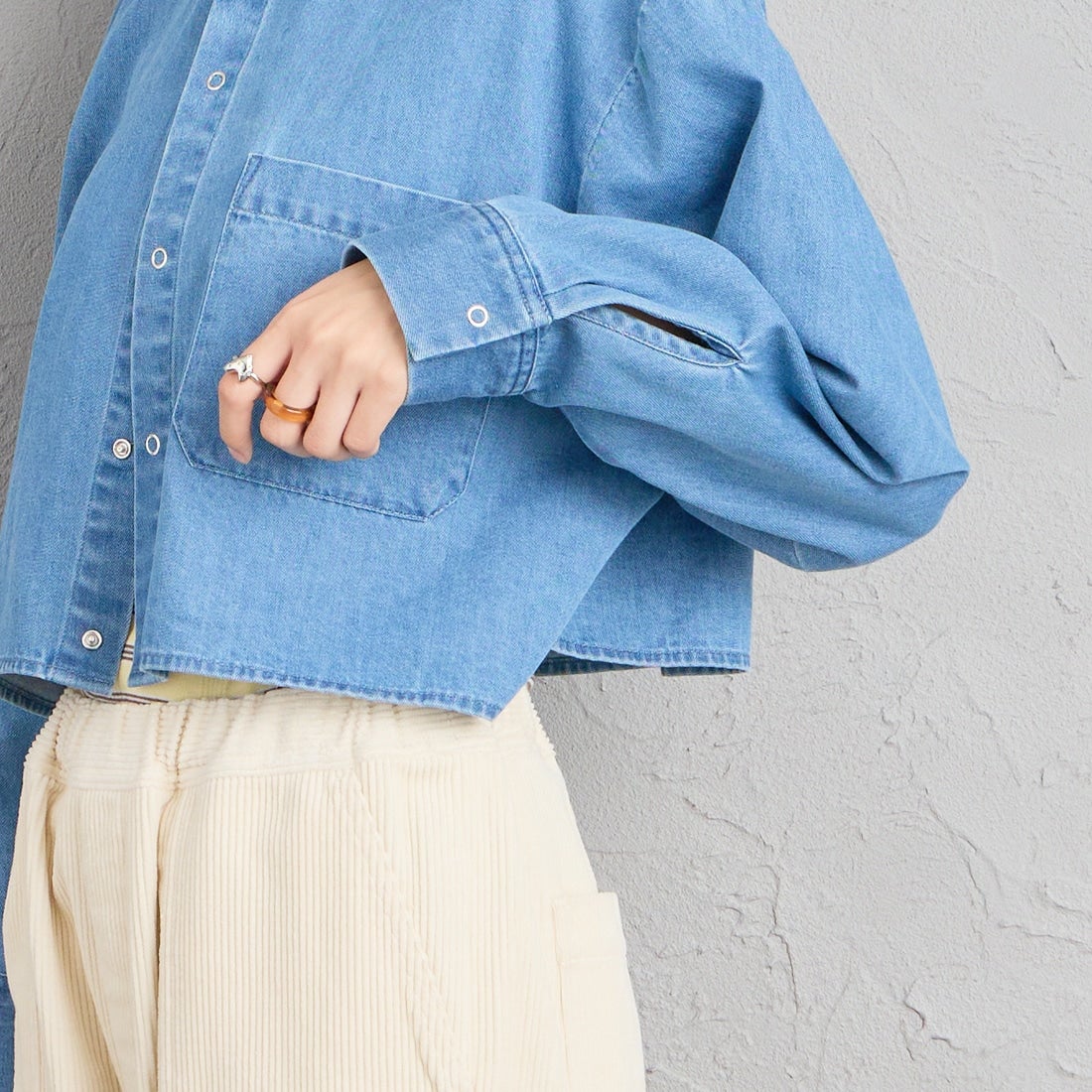 UNIVERSAL OVERALL [ユニバーサルオーバーオール] 別注 ショート丈 ビッグポケットシャツ [U2632158IN-JF] M.BLUE &&モデル身長：162cm 着用サイズ：F&&
